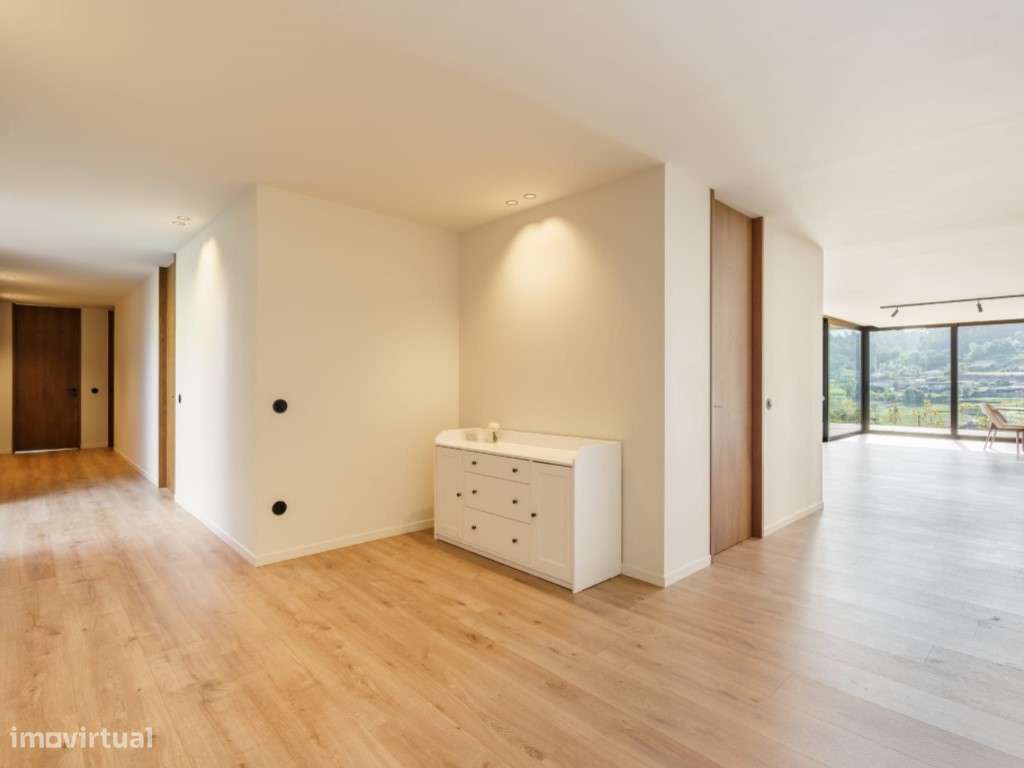 Moradia Térrea com Piscina Infinita e Vista Panorâmica sobre o Vale-39