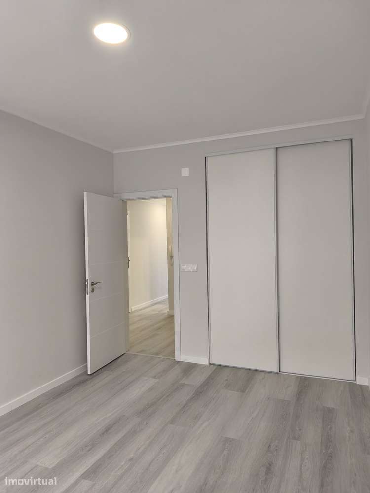 T2 Oeiras, Totalmente Remodelado, Bem Localizado, Com Arrecadação.-23