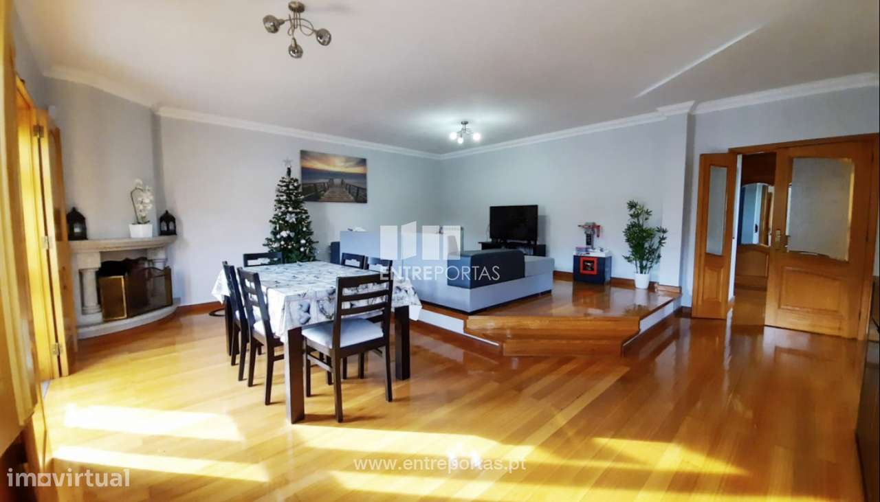 Venda de Moradia V4 com jardim, no centro da cidade da Póvoa de Varzi - Grande imagem: 4/26