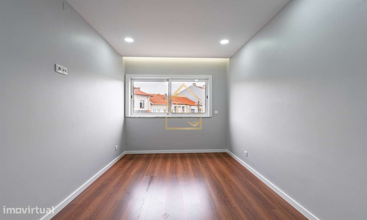 Apartamento T2 Remodelado, Jardim Privativo, Praça Velasquez- Porto-1