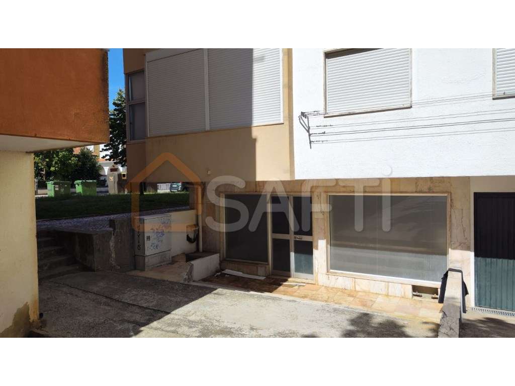 Loja no centro do Entroncamento, Santarém, com 96,50 m2 - Grande imagem: 2/10