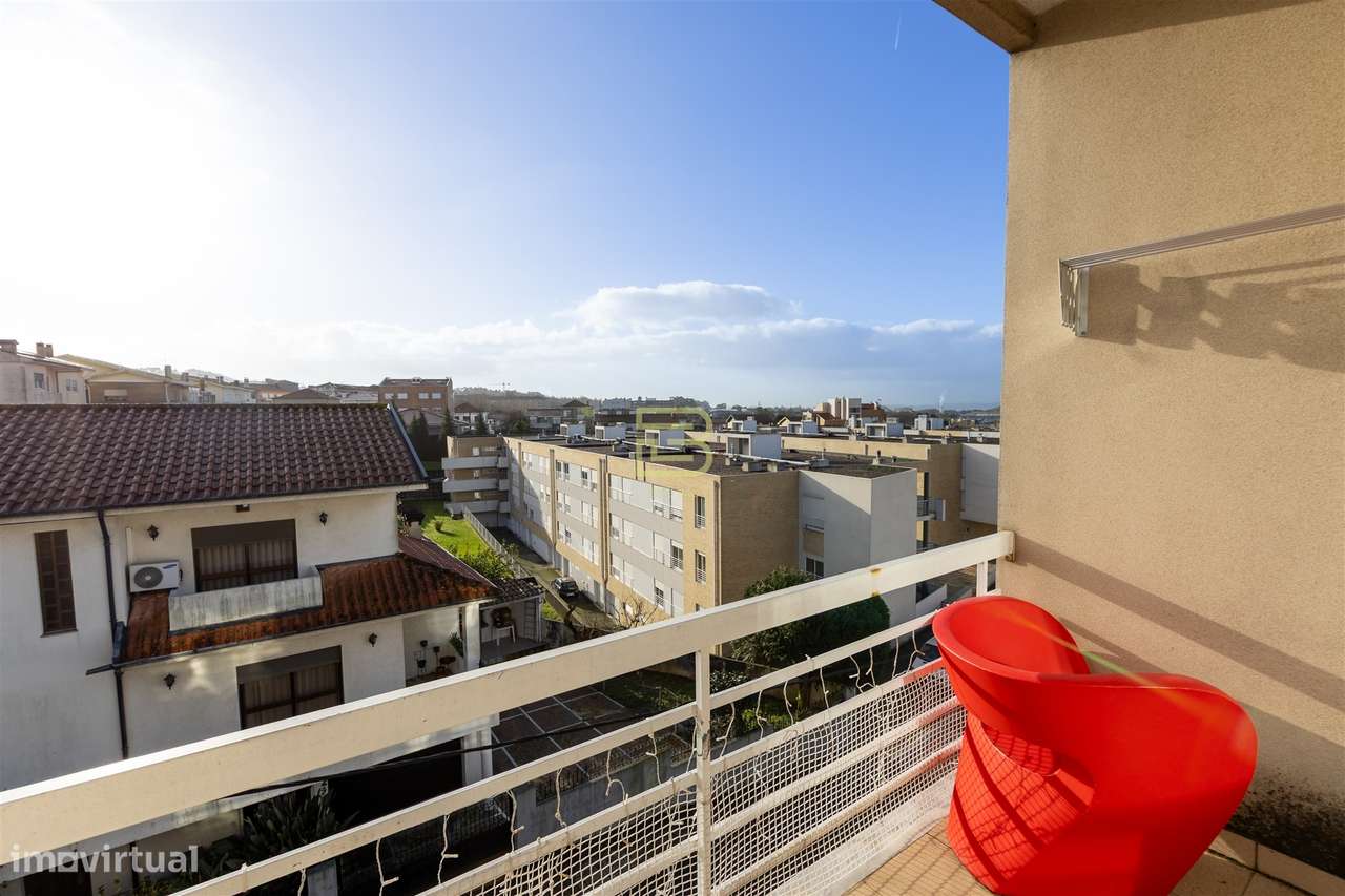 Apartamento T2 com varanda,  2 lugares de garagem em Ermesinde. - Grande imagem: 5/22