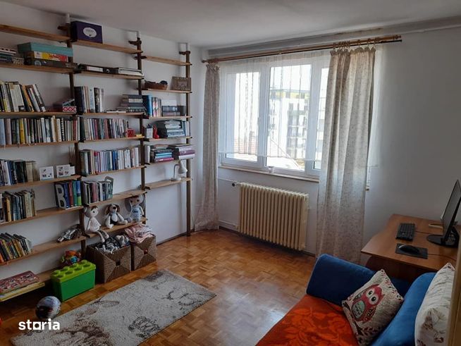 De vânzare apartament cu 3 camere în zonă semicentrală