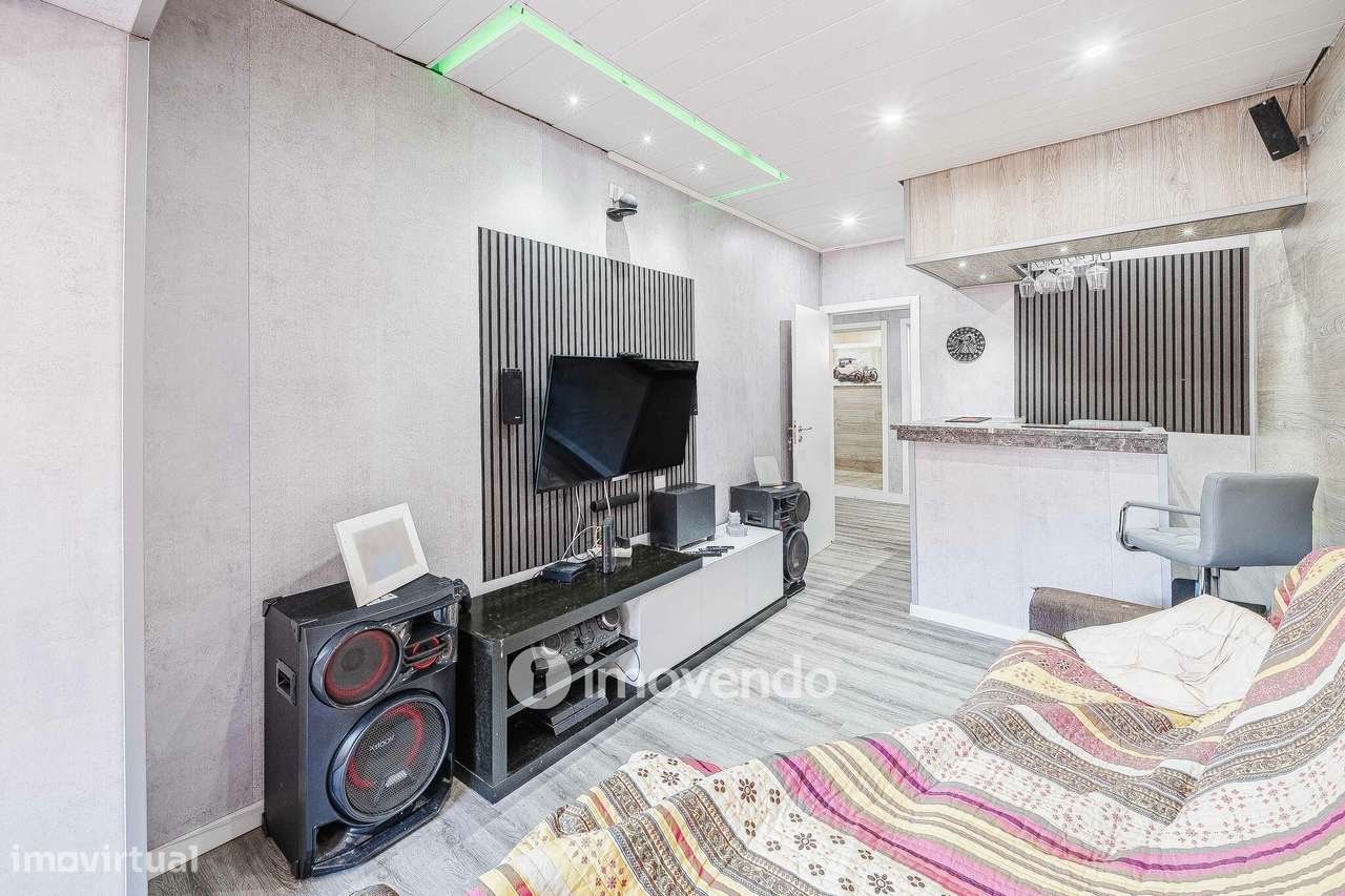 Apartamento T2, com logradouro grande, em Odivelas-8