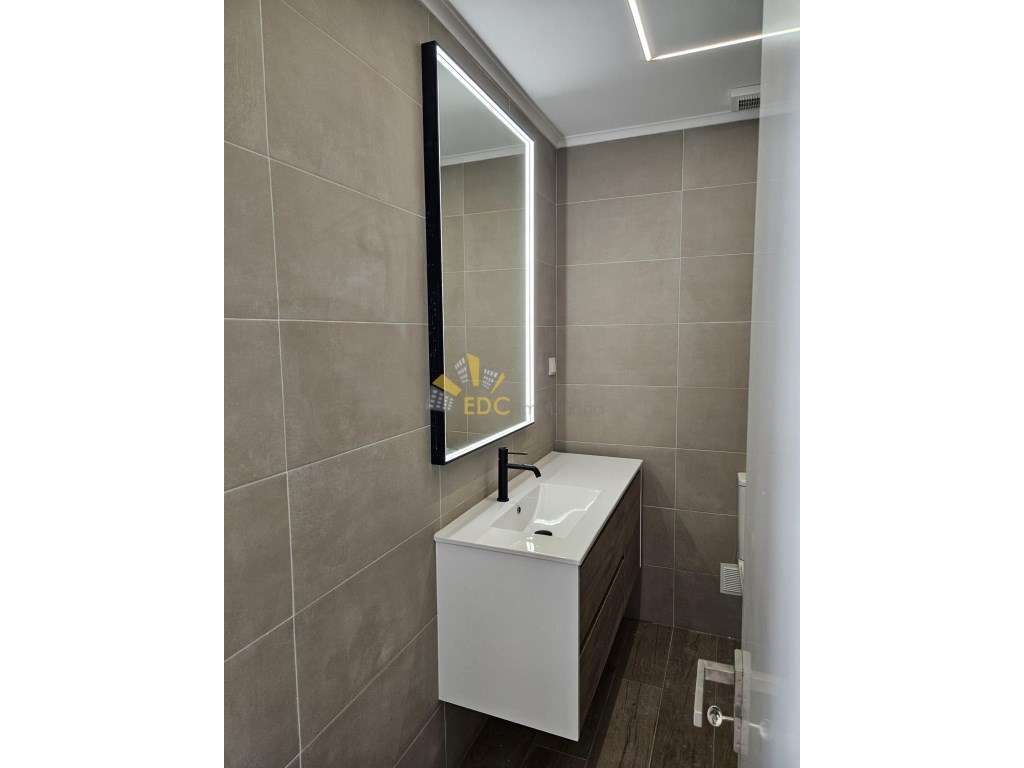 Apartamento T2 Remodelado | Localizado em Almada | Não perca a opor...-11