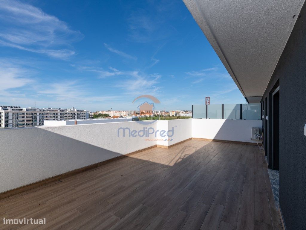 Apartamento duplex T3 + 1 com 2 terra...