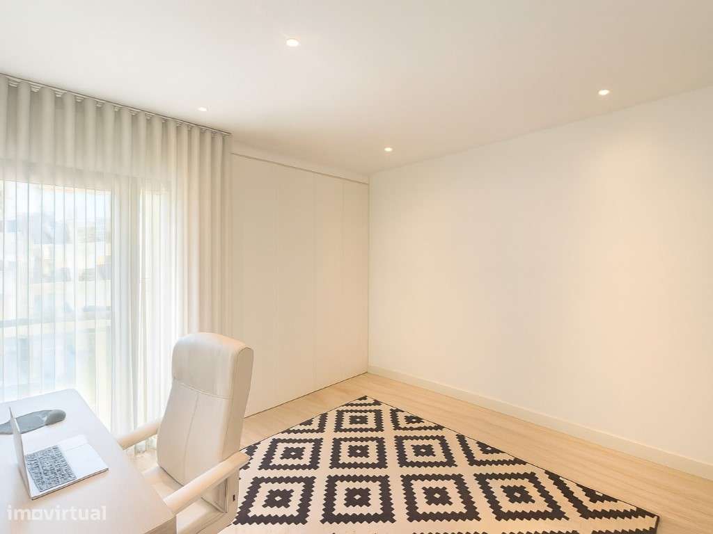 Exclusivo! | T2 com Garagem BOX | Suite | Varandas | Vista Rio-14