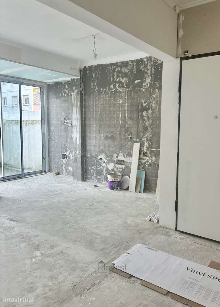 T2 Renovado com Terraço no Centro de Algés-9