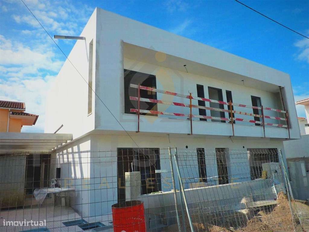 Moradia isolada com áreas generosas e piscina nos Foros da Amora-25