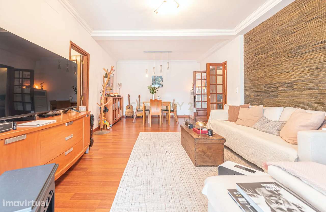 Moradia remodelada, com o espaço dividido em 2 apartamentos com entrad - Grande imagem: 2/33