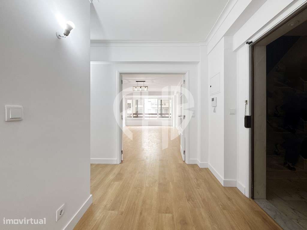 Apartamento T3 Totalmente Remodelado // Estrada da Luz-4