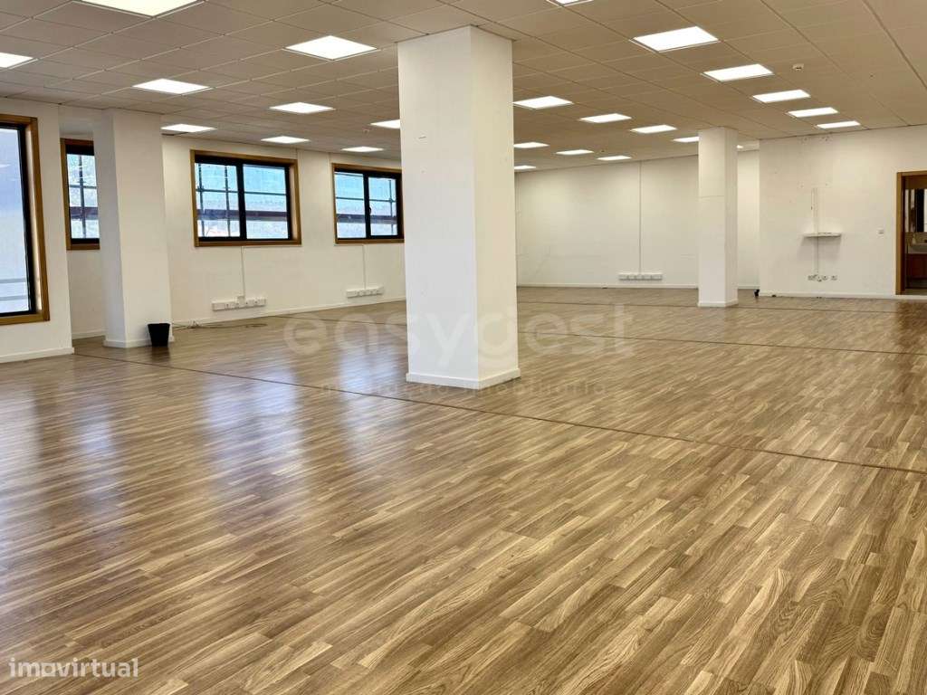 Escritório de 202 m2 com 6 estacionamentos frente WTC em Carnaxide - Grande imagem: 1/33