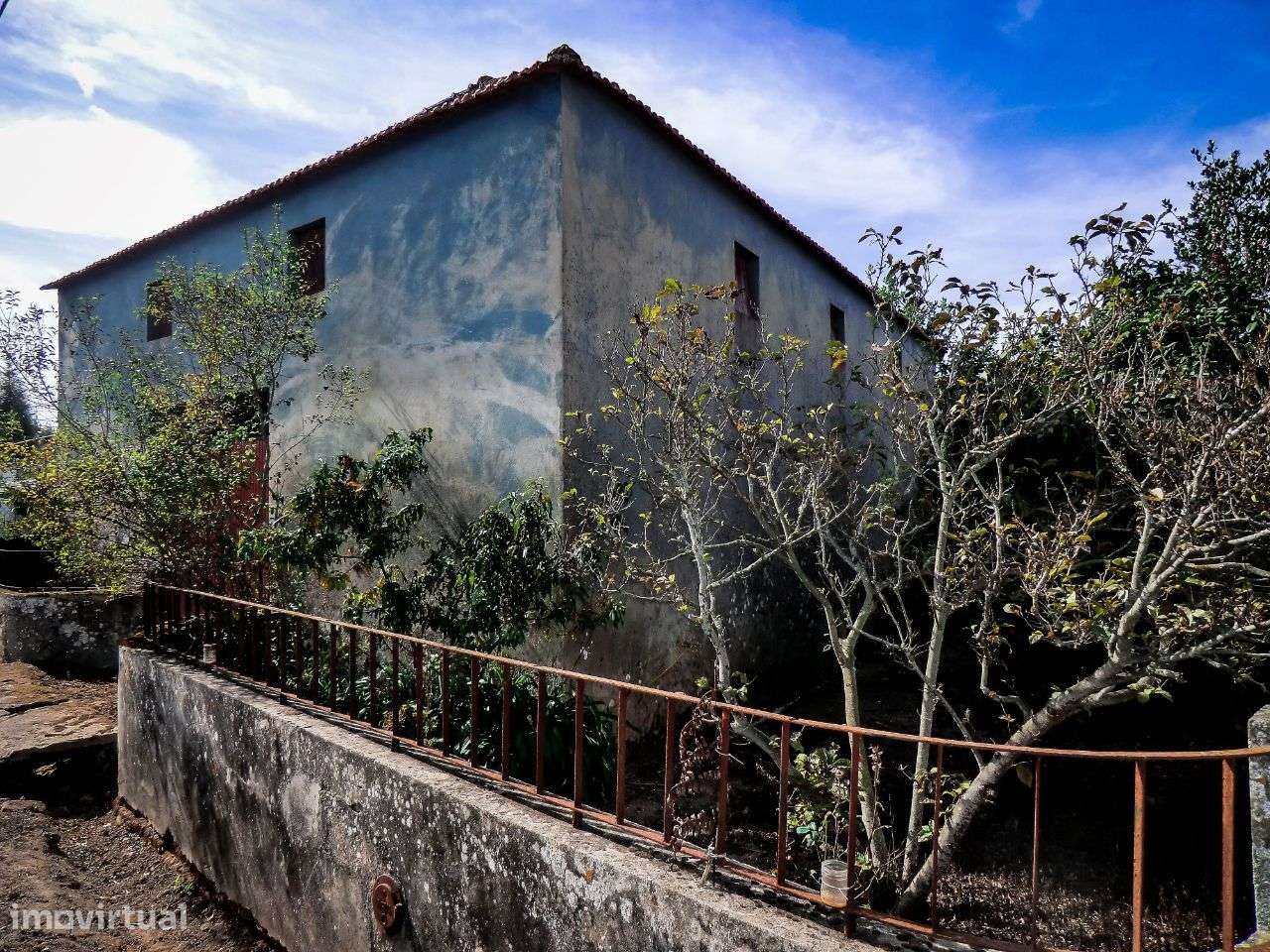 Adega ampla de rés do chão e sótão, Melada, Vilarinho do Bairro - Grande imagem: 3/6