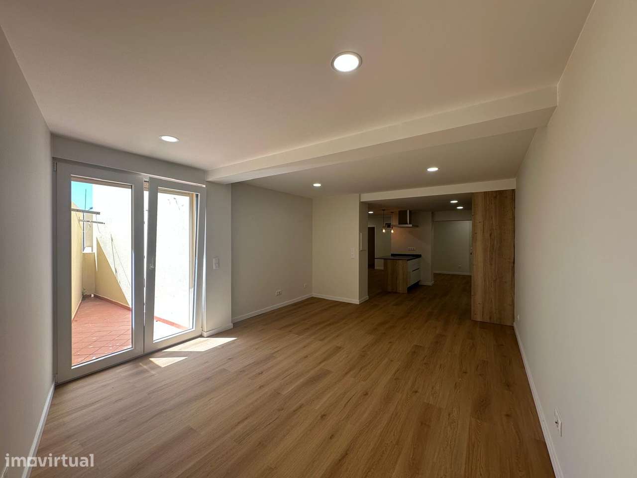 Apartamento T2 totalmente renovado, vista mar-13