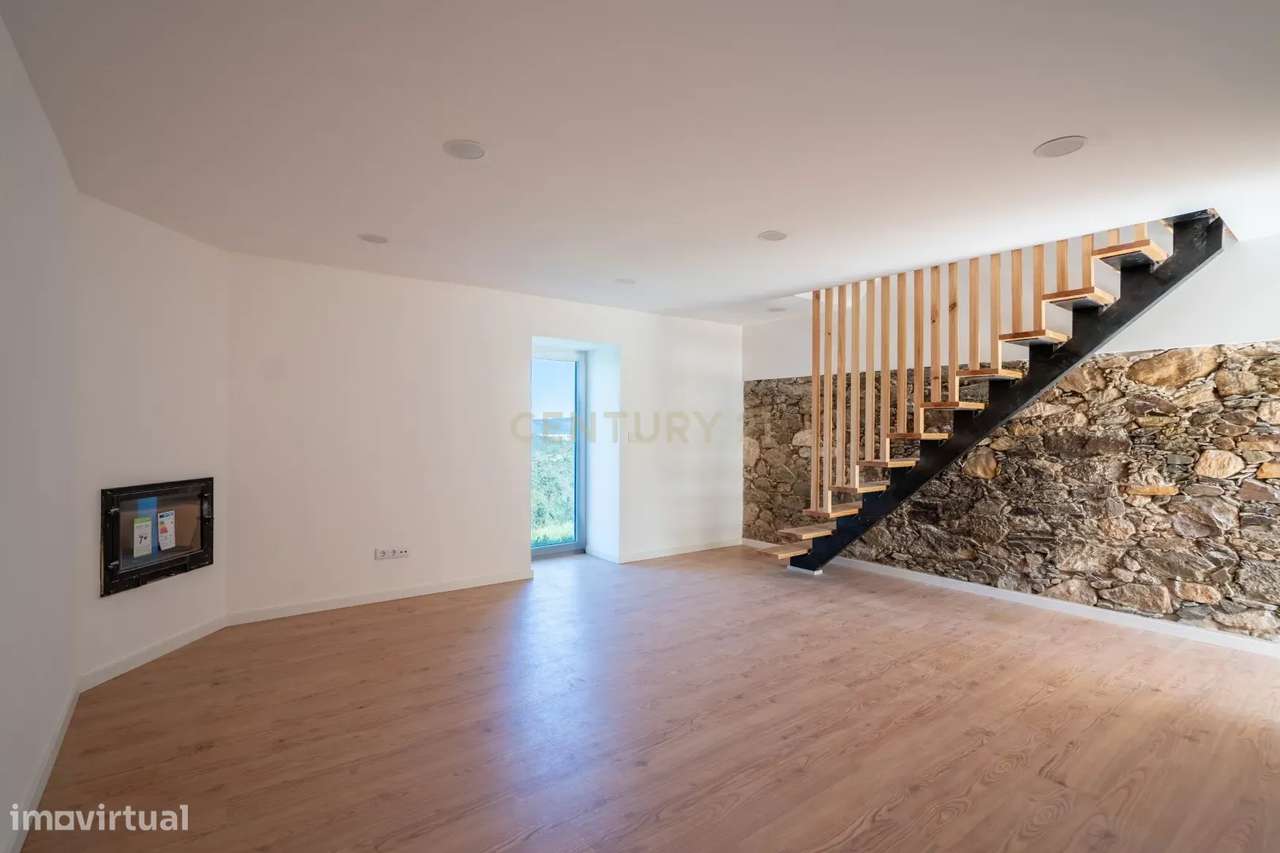 Moradia T3 de dois pisos com terreno totalmente renovada a cinco minut-41