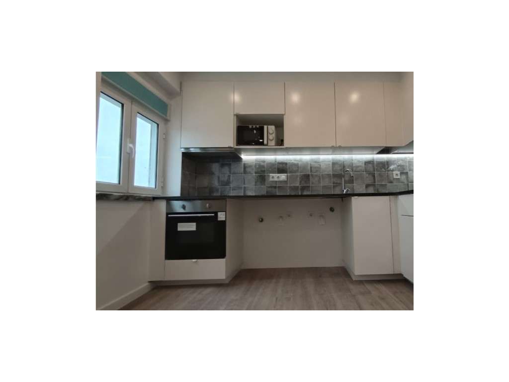 Apartamento T2 Renovado no centro de Camarate - Grande imagem: 4/12