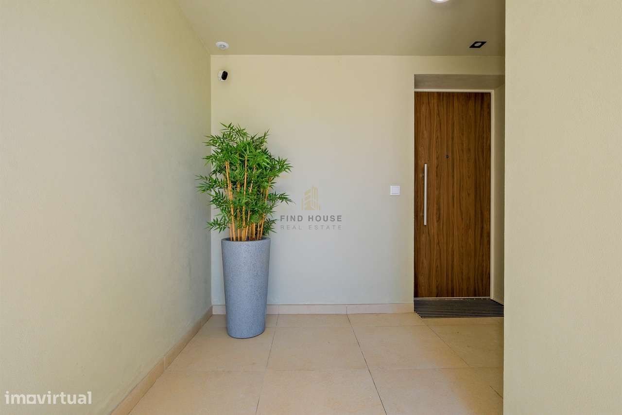 Apartamento T3 em condomínio privado, com terraços e garagem, no Prínc-3