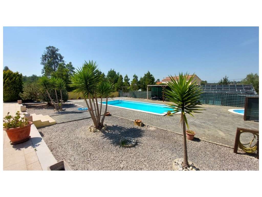 Moradia térrea, individual T4 com piscina e jacuzzi, zona Coimbrão-27