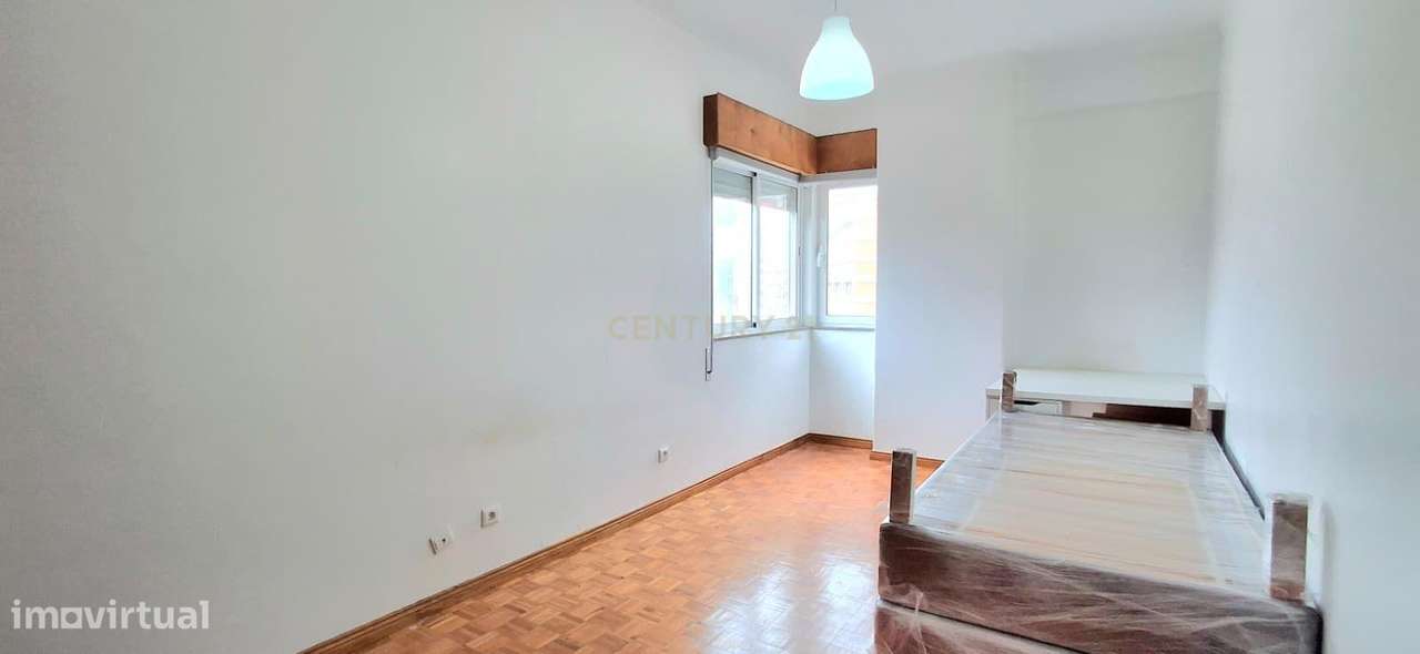 Apartamento T3 na Rua Tomás Alcaide-9