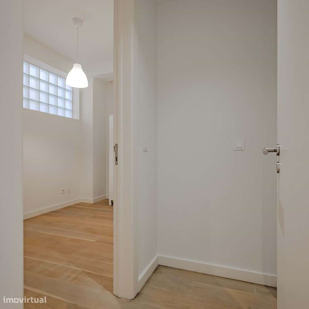 Moradia T4 com Piscina e Terraços Panorâmicos, Parede-53