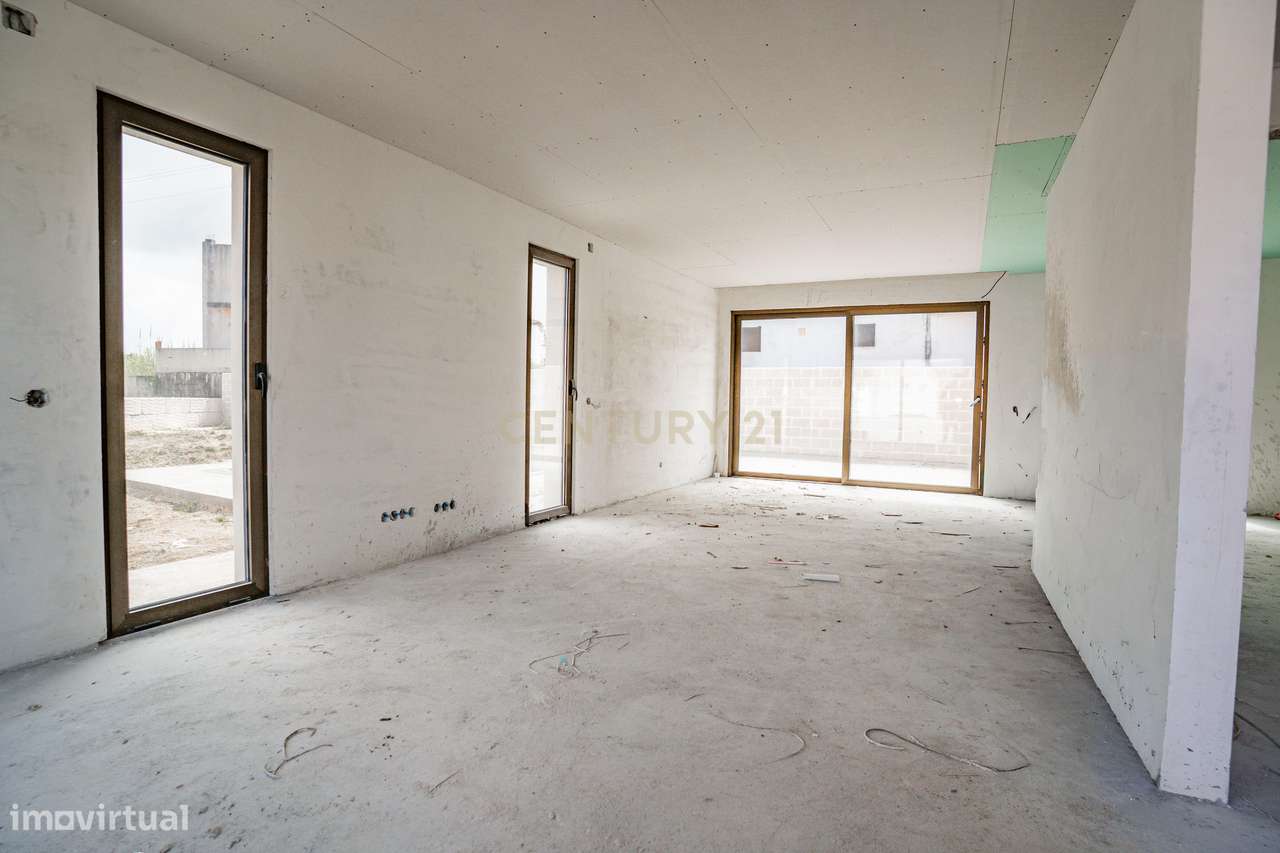 Moradia T3 com Piscina e Jardim em Salir do Porto-30