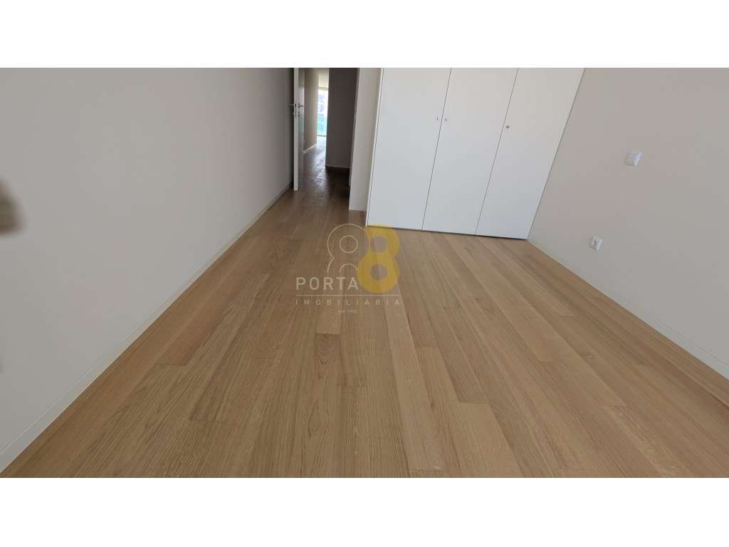 T2 Exclusivo com Terraço de 80 m² | 2 Suites | Piscina e Garagem Box-16