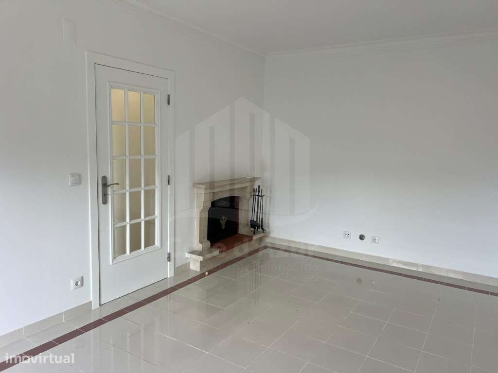 Apartamento T3 Parque da Paz no Feijó com Arrecadação e duas Varandas.-7