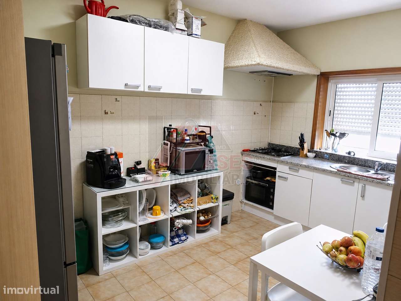 Moradia Espaçosa com 3 Habitações Independentes, Garagens e Terreno –-25