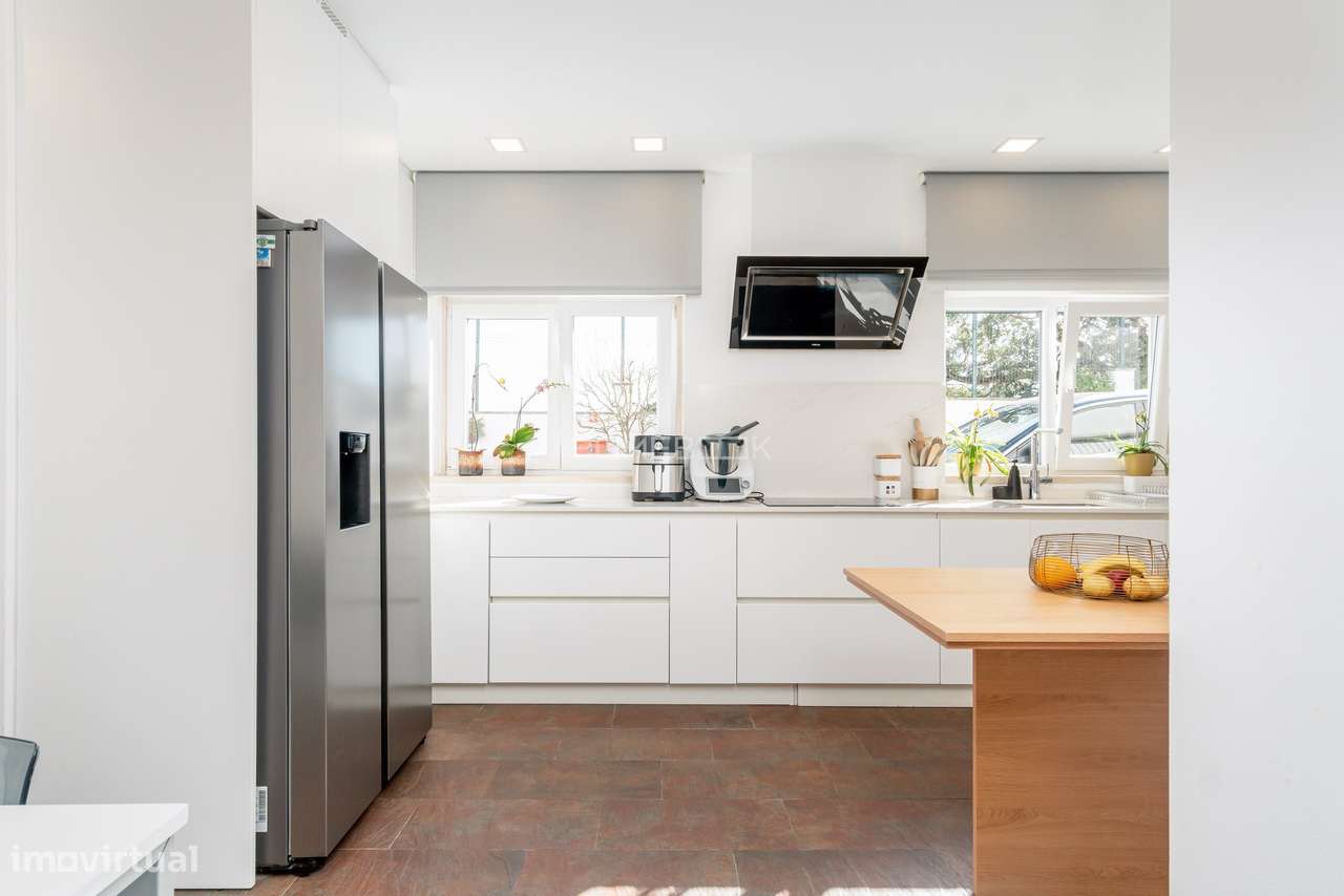 Moradia T5 renovada em condomínio fechado com piscinas, campo de ténis-18