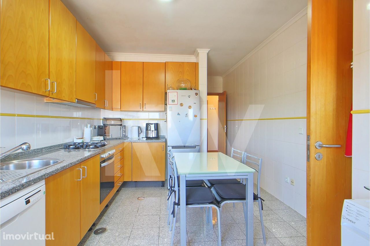 Apartamento T2 espaçoso | Em Esgueira | Com lugar de garagem e arrumo