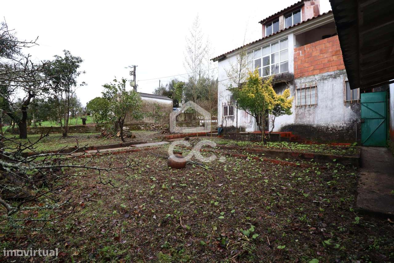 Moradia com garagem, terreno  e anexos na localidade de Maçãs de Dona - Grande imagem: 2/19