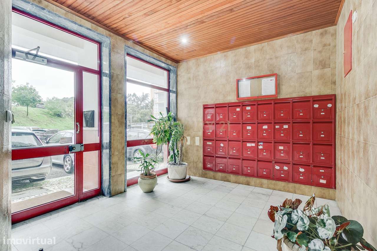 Espaçoso apartamento T4 transformado em T3-33