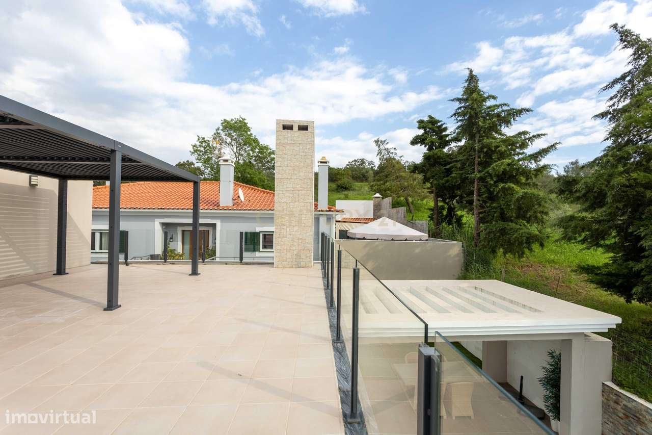 Moradia V4 isolada de arquitetura contemporânea com piscina, com vista-18