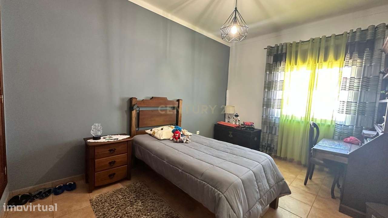 MORADIA  T4 BASTANTE ATRATIVA , ESPAÇOSA E COM MUITA LUZ NATURAL EM A-9