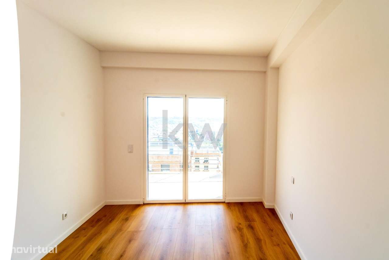 Oportunidade nas Colinas: T3 com Estilo, Luz Natural e Estacionamento-32