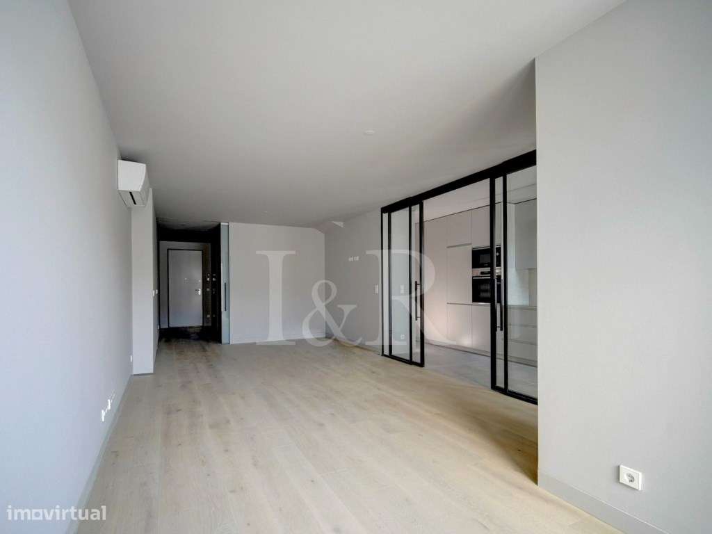 Apartamento T2 duplex com terraço, junto à Praça de Espanha - Grande imagem: 4/46