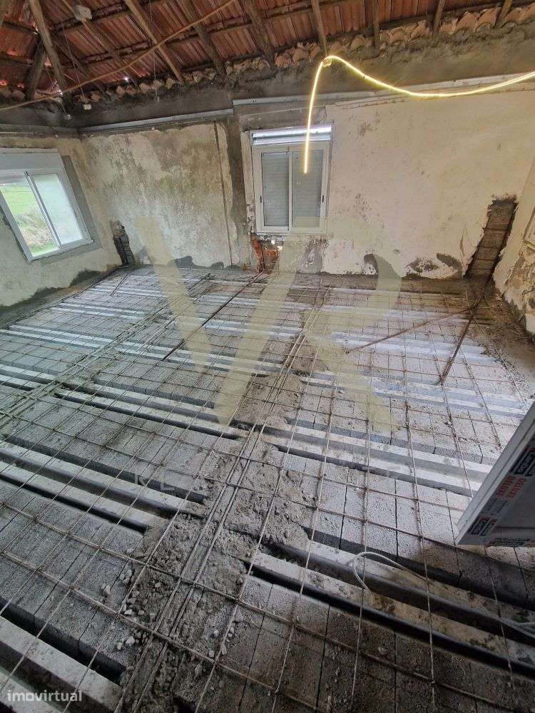 Moradia para Remodelação com Terreno Generoso em Ourém-16