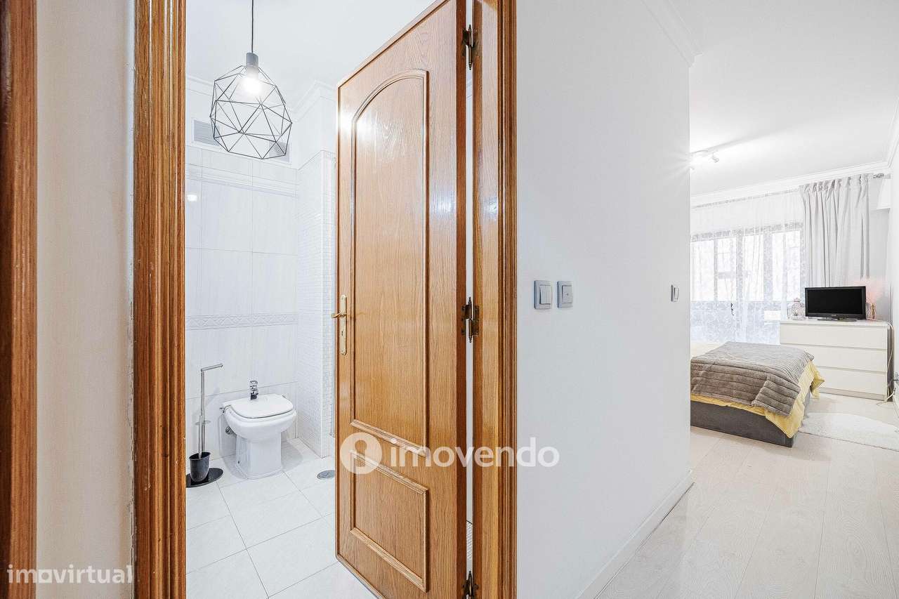 Apartamento T3, com estacionamento e arrecadação, na Ramada-17