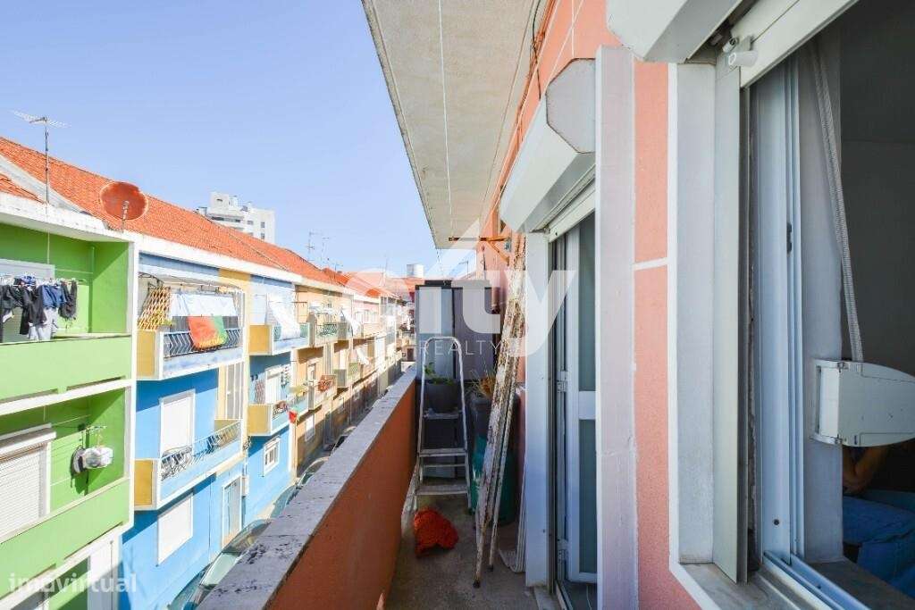 T1+1 Totalmente Remodelado com Varanda e Marquise | Pronto a Habitar |-4
