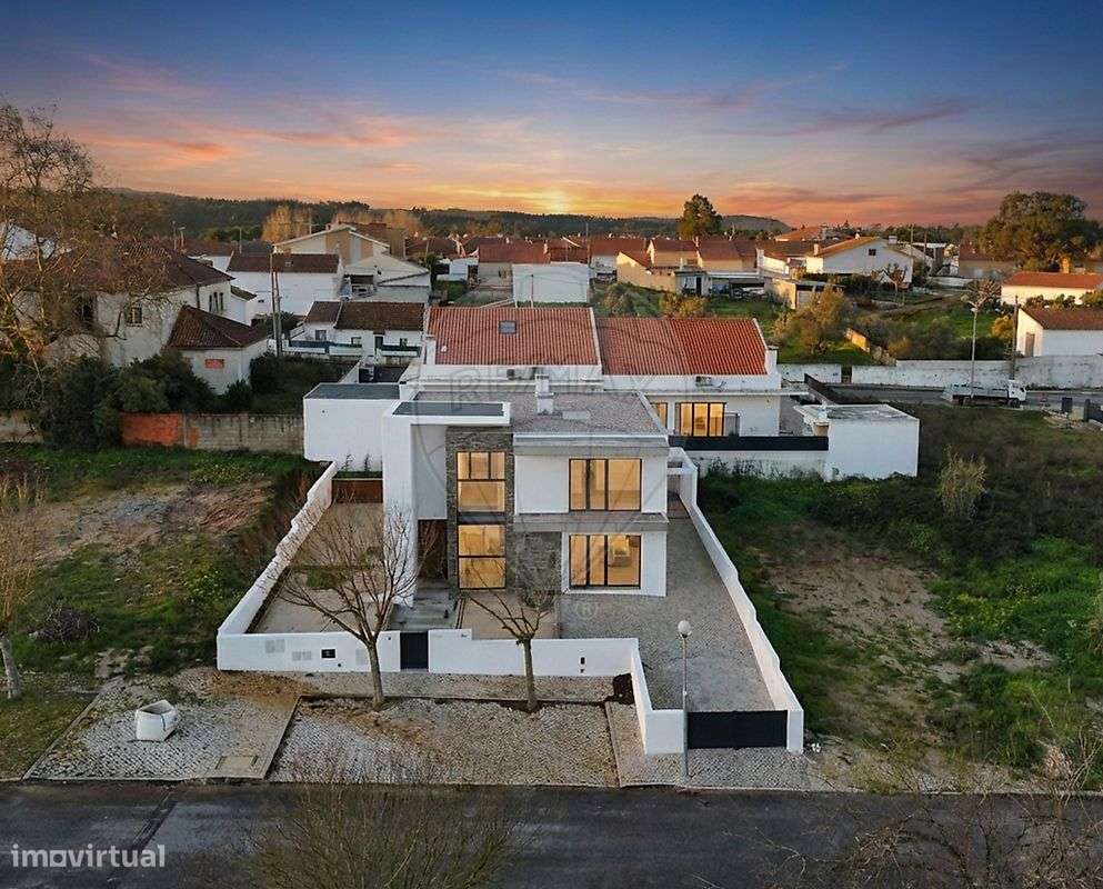 Moradia T4 para venda - Grande imagem: 2/5