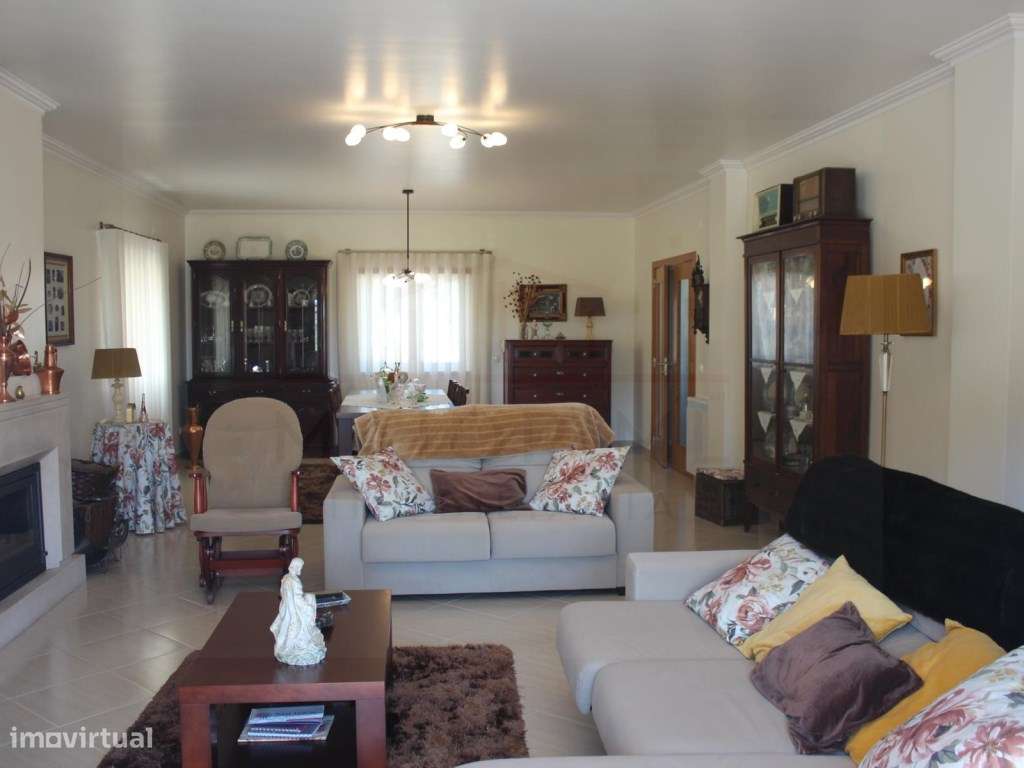 Moradia T5 com grandes áreas em zona muito tranquila de Rio Maior-18