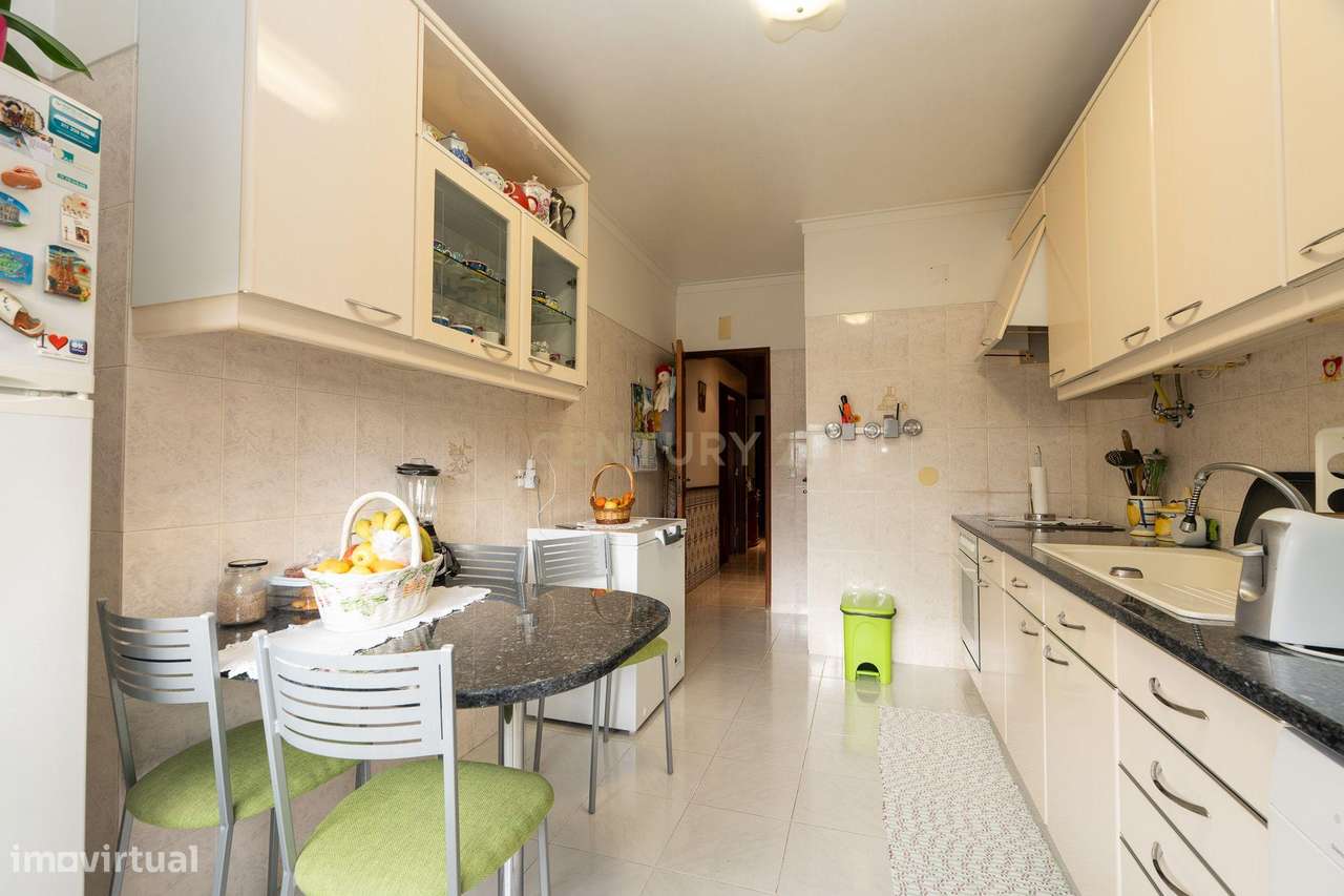Apartamento de tipologia T2, com box e varandas, localizado em Rio de-14