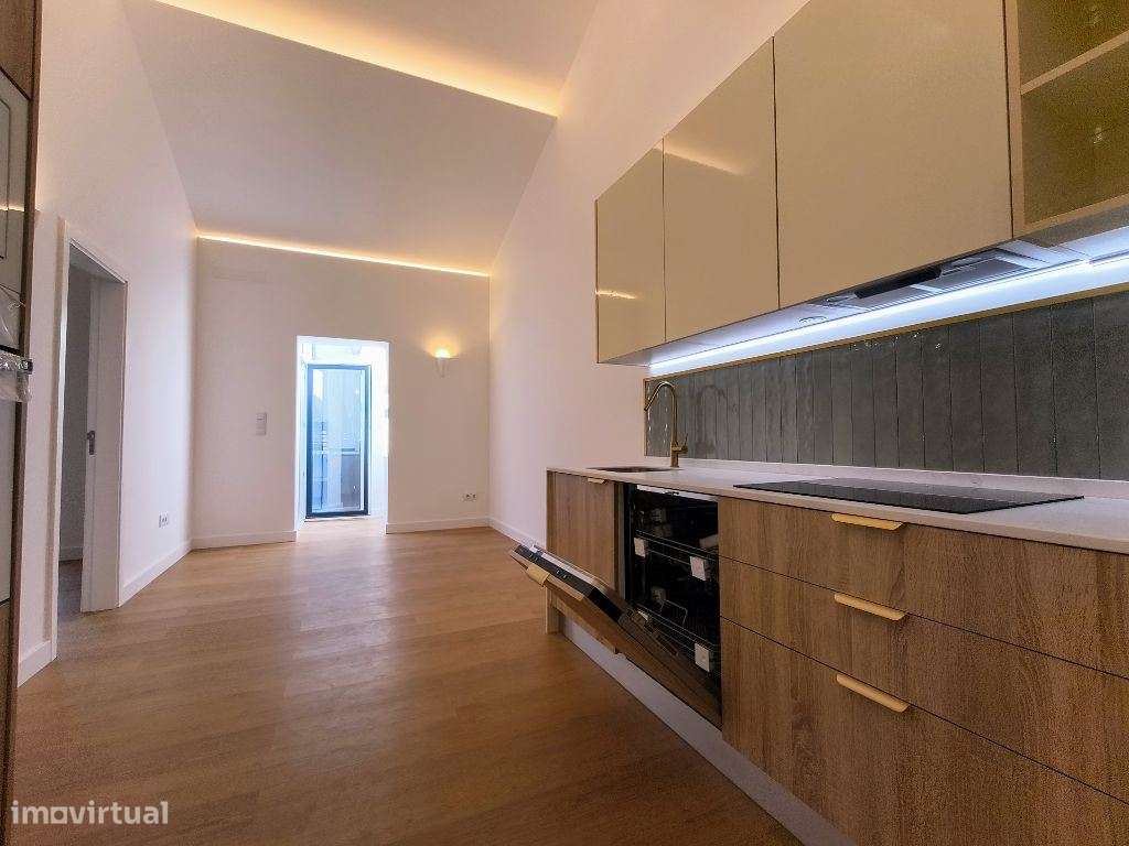 Barreiro, moradia T2 em banda totalmente remodelada para venda-1
