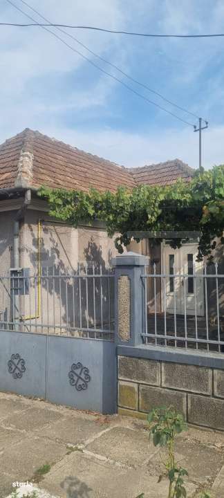 Casa cu 2 camere curte si gradina