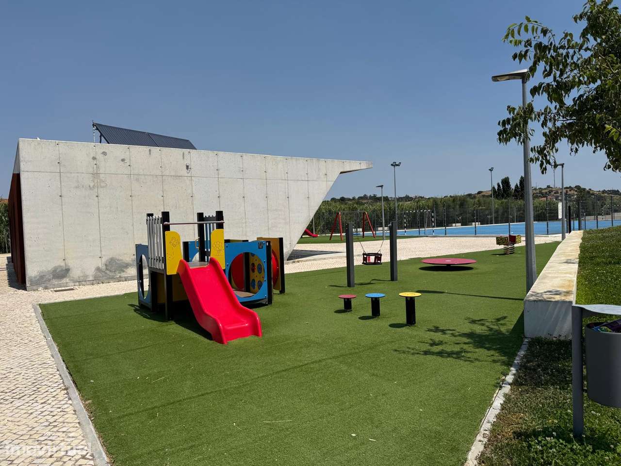 Apresento terreno junto ao centro de Aveiras de Cima-5