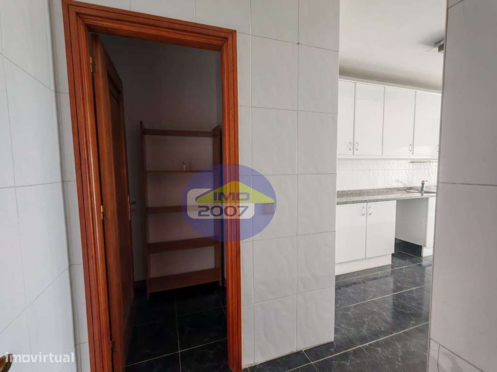 Apartamento T2 com terraço em Canelas-7