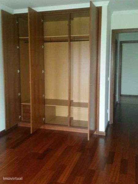 T2 Esmoriz / junto à Escola Secundaria / A29 - Lugar garagem - Grande imagem: 2/12