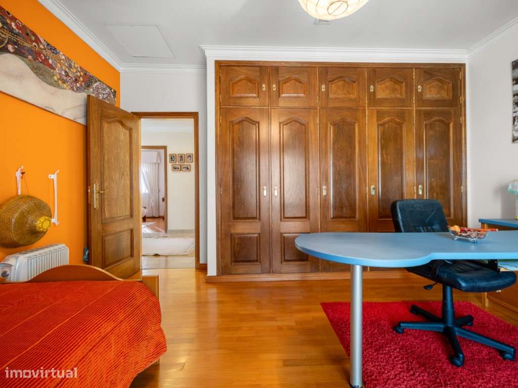 Moradia T4+1 localizada no bairro do 'Casal Novo'.-21
