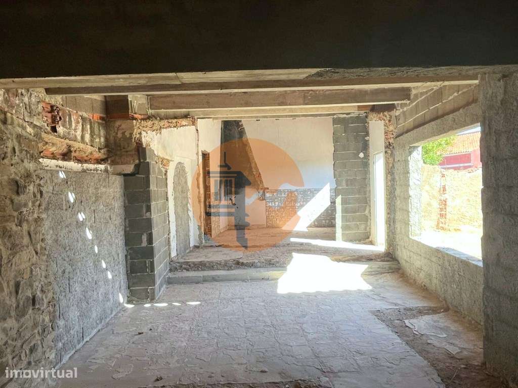 Moradia em fase de reconstrução em Santa Justa - Grande imagem: 3/17