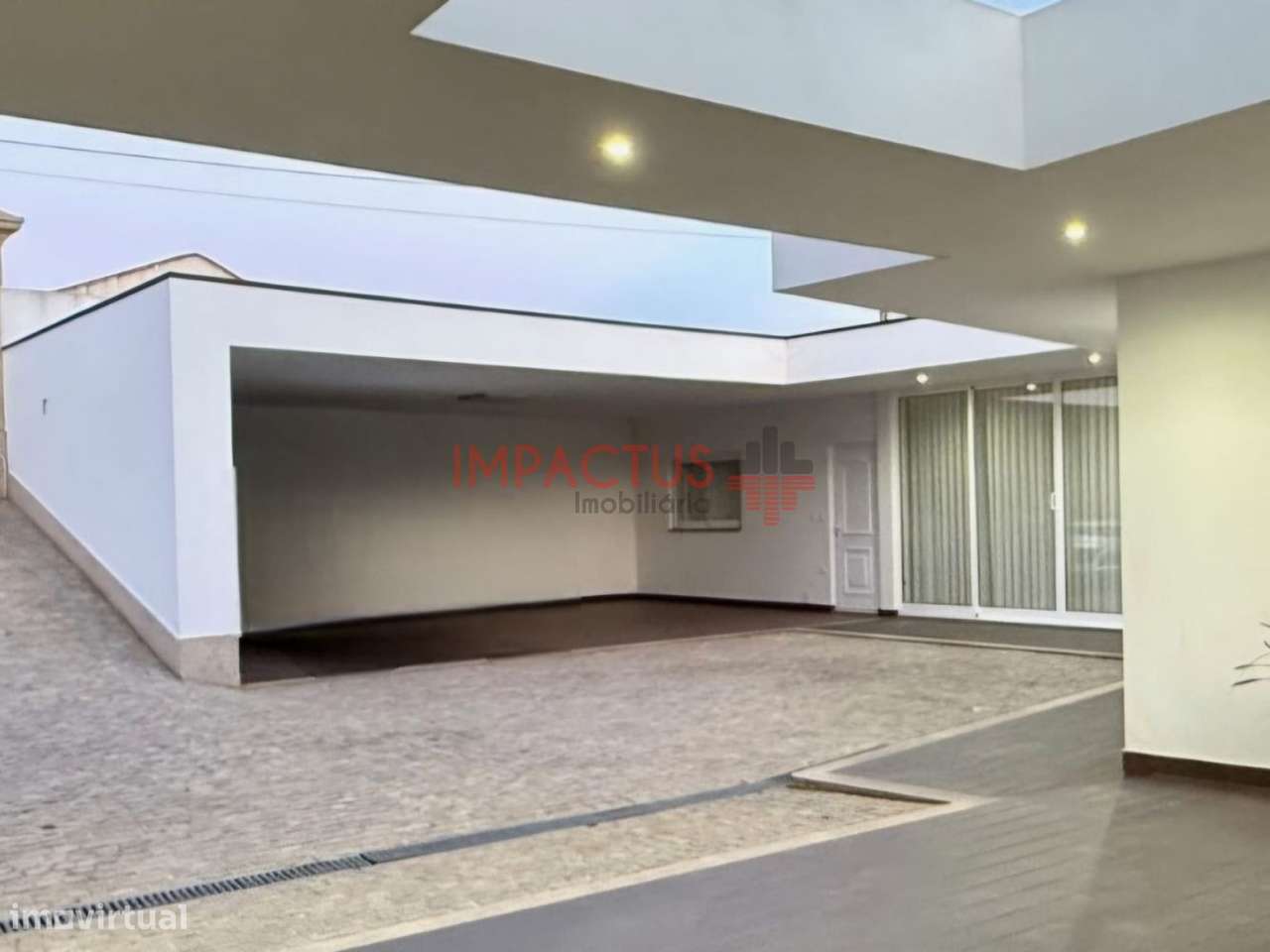 Imponente Moradia isolada com terreno de 1195m2-13